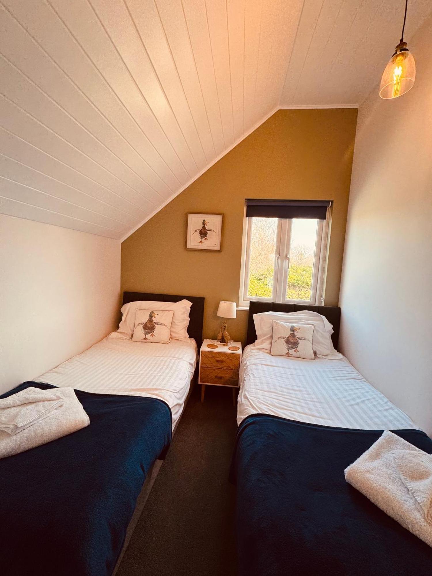 Cotswolds Lakeside Lodge - Nesbitt'S Nest South Cerney Eksteriør billede