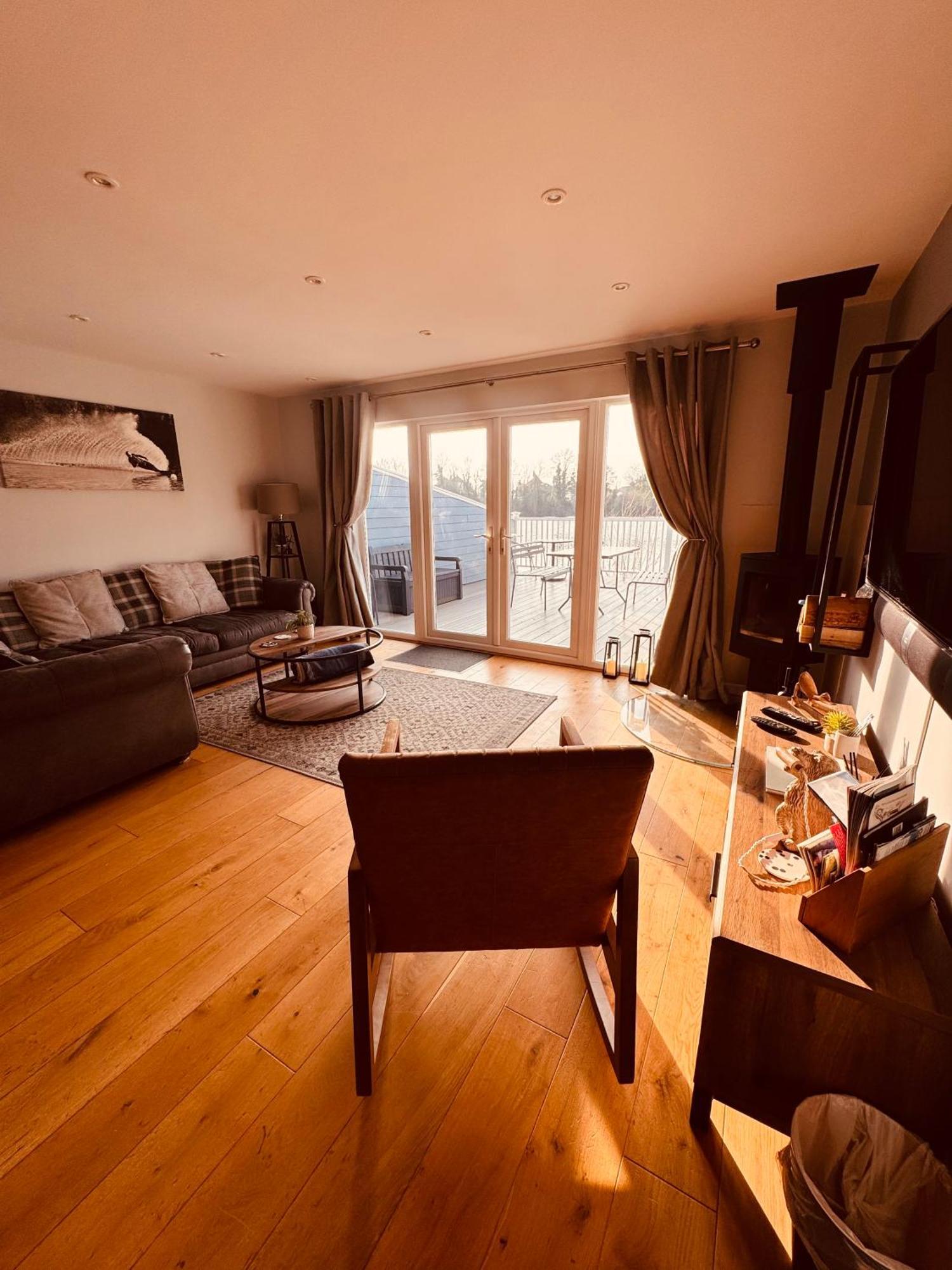 Cotswolds Lakeside Lodge - Nesbitt'S Nest South Cerney Eksteriør billede